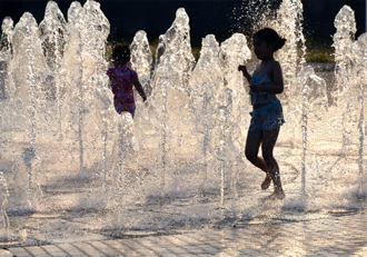 『はしゃぐ子』