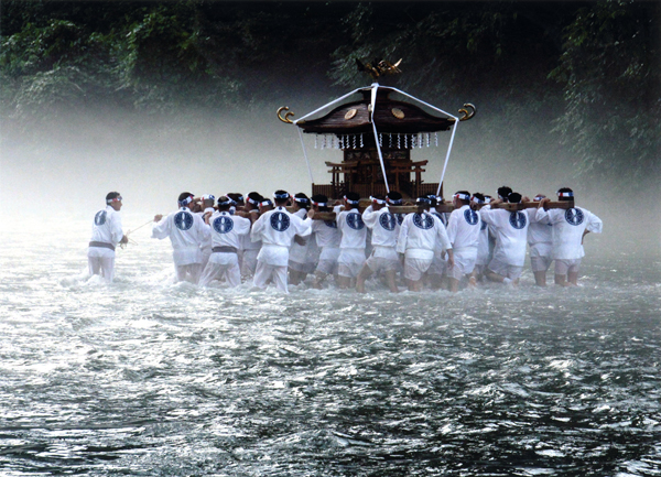 【平成２７年度全国会議（水道研究発表会）（会場：さいたま市）開催記念】<br />さいたま市水道事業管理者賞『川を渡るみこし』