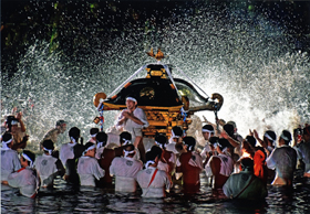 『最高潮（川渡り）』