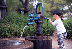 特別賞<br />全国管工事業協同組合連合会会長賞『夢中で水遊び』