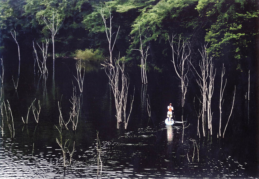 『ダム湖迷路』