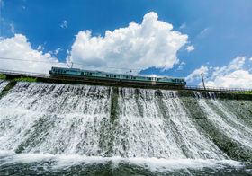 『滝の上を走る電車』