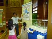 子どもたちに汚泥燃料化技術を紹介／月島機械