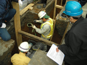 石飛水道課長が都の試験現場を視察／新耐震管「ＧＸ形」