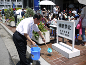 暑さしのぎは下水再生水の｢打ち水｣で