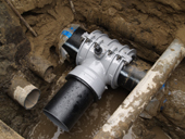 コンパクト化と高い耐震性実現／国内外で不断水工法の普及促進へ／水研と提携で画期的な不断水分岐割Ｔ字管を開発／コスモ工機