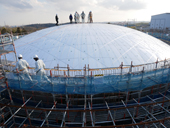 三重県・垂坂配水池で現場見学会／ＰＣタンク新設をエアードームで／今年７月の運用開始に向け工事は着々と／エアードーム工法協会