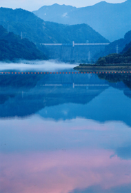『ダム湖の夕景』