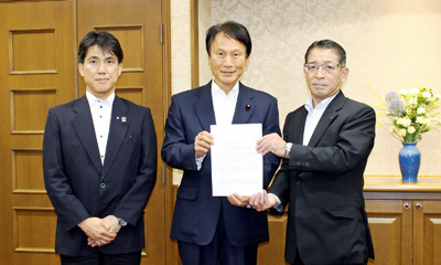財務大臣政務官へ要望活動／水道の力強い｢援軍｣に／日水協